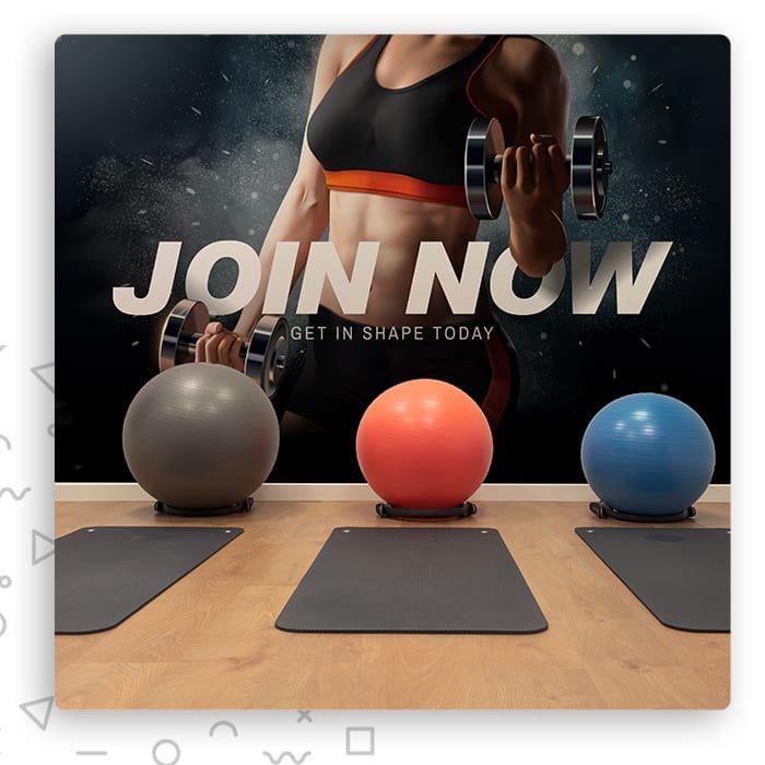 Fototapeta z napisem Join Now i sylwetką kobiety w klubie fitness, piłki lekarskie