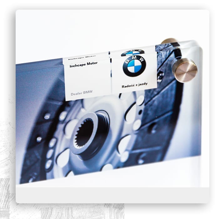 Panel z plexi z motoryzacyjnym nadrukiem i logo BMW