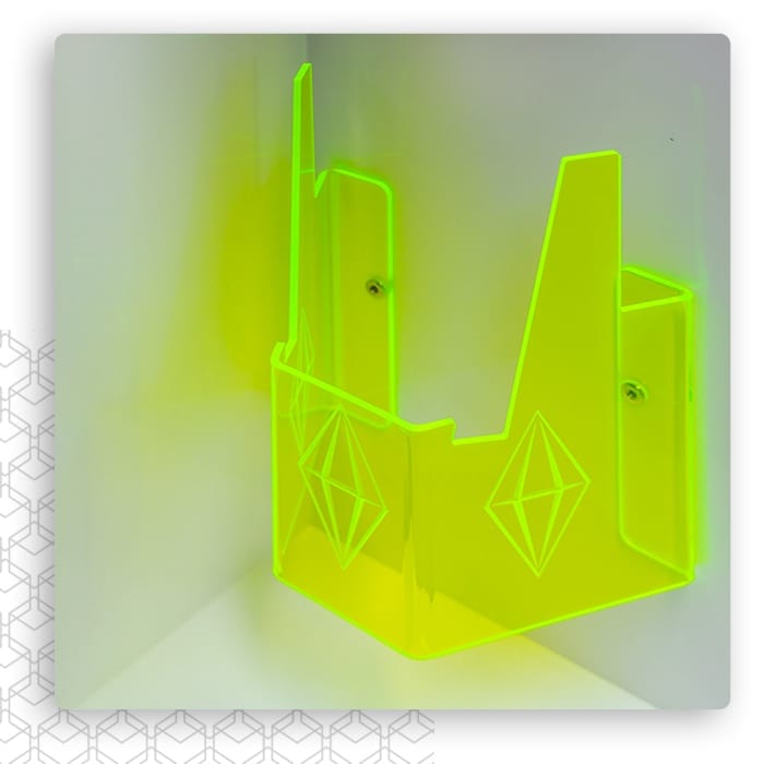Element z fluorescencyjnej zielonej pleksi wycięty laserem z grawerowanym wzorem