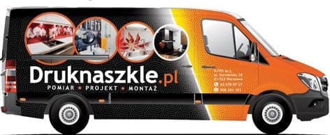 Bok busa dostawczego z reklamą druknaszkle.pl i hasłem projekt oraz montaż