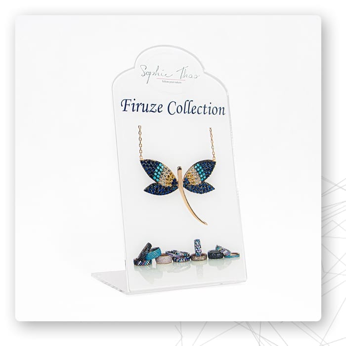 Ekspozytor z pleksi z biżuterią w kształcie motyla i napisem Firenze Collection
