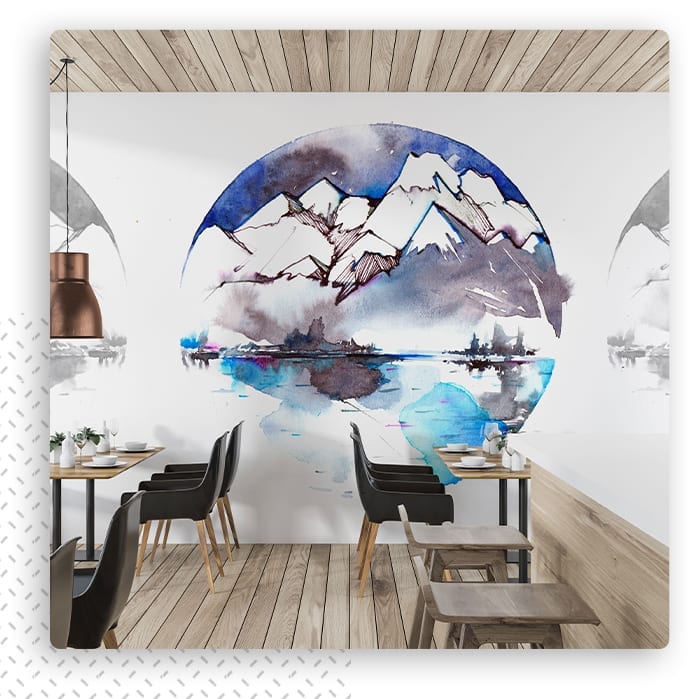 Fototapeta z ośnieżoną górą w kolistym kadrze w restauracji z ciemnymi stołami