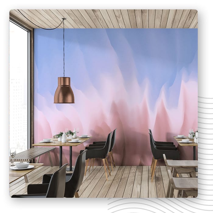 Różowo-fioletowa fototapeta na ścianie sali restauracyjnej z drewnianym sufitem i miedzianymi lampami