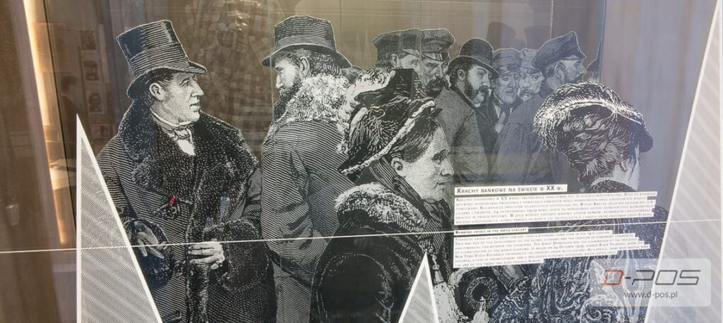 Czarno-biała archiwalna fotografia z postaciami w dawnych strojach na panelu ekspozycyjnym