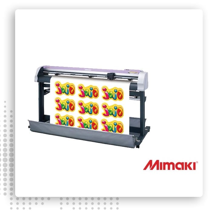 Ploter tnący Mimaki na stojaku z arkuszem wydrukowanych naklejek