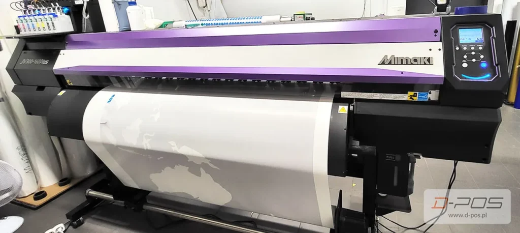 Ploter wielkoformatowy z założoną rolą białego papieru gotową do druku