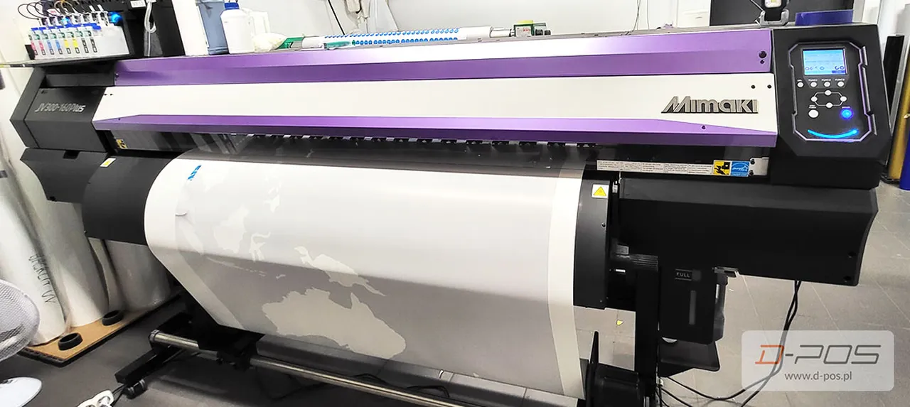 Ploter wielkoformatowy z założoną rolą białego papieru gotową do druku