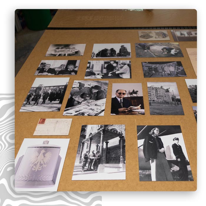 Czarno-białe fotografie archiwalne rozłożone na drewnianym stole