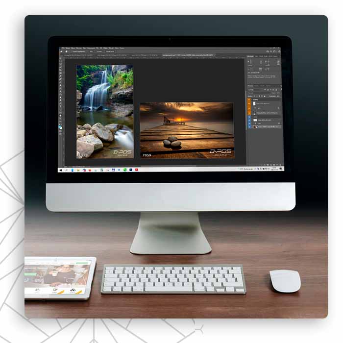 Komputer z otwartym programem do obróbki grafiki na jasnym biurku projektanta
