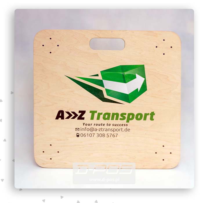Kwadratowa tabliczka ze sklejki z nadrukowanym zielonym logo A>>Z Transport