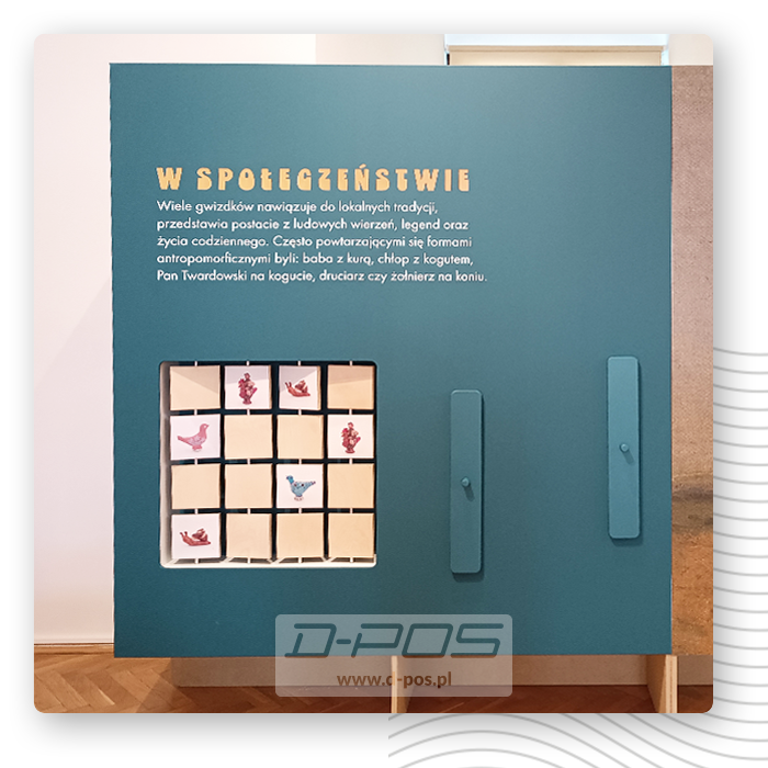 Turkusowa ścianka ekspozycji z napisem W społeczeństwie i siatką kart z ilustracjami