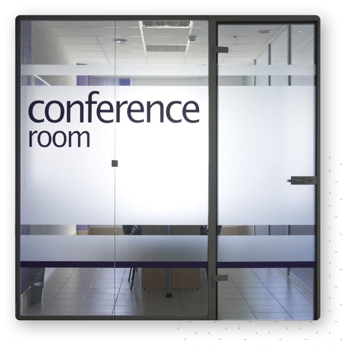 Szklane drzwi z napisem conference room wyciętym w folii mlecznej