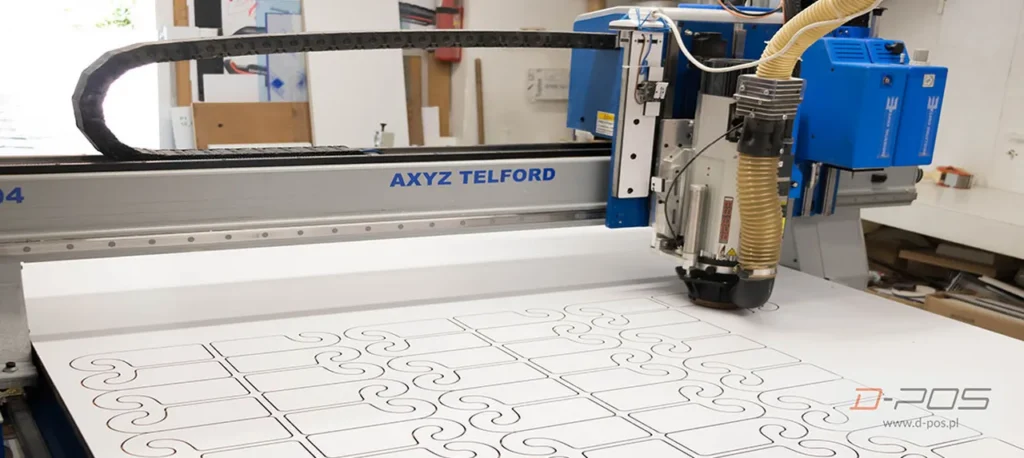 Frezarka CNC AXYZ wycinająca powtarzalny wzór w białej płycie