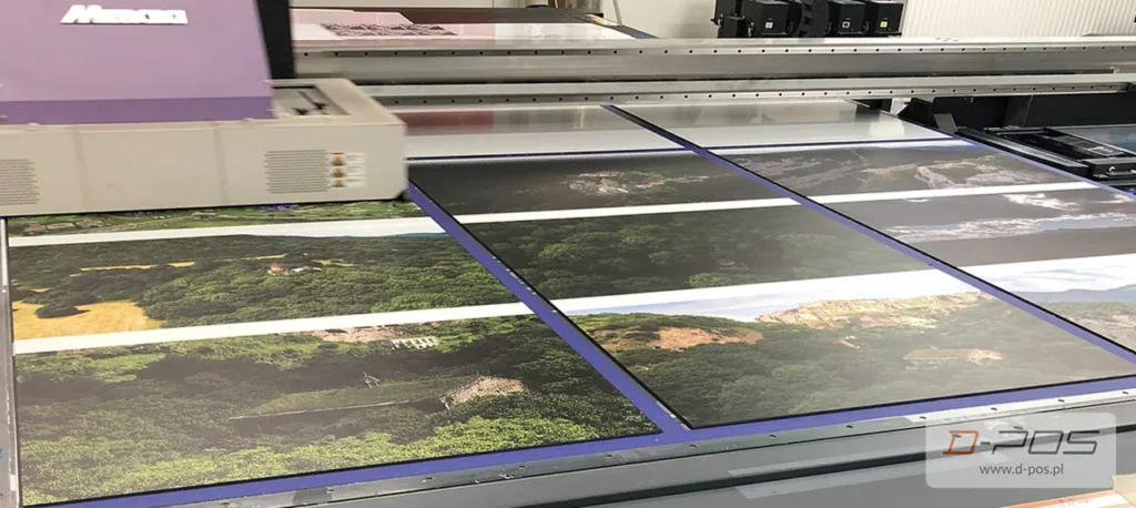 Zadrukowane arkusze na stole roboczym drukarki wielkoformatowej