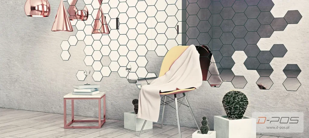 Ściana z heksagonalnych luster i białych płytek, obok krzesło z jasną narzutą