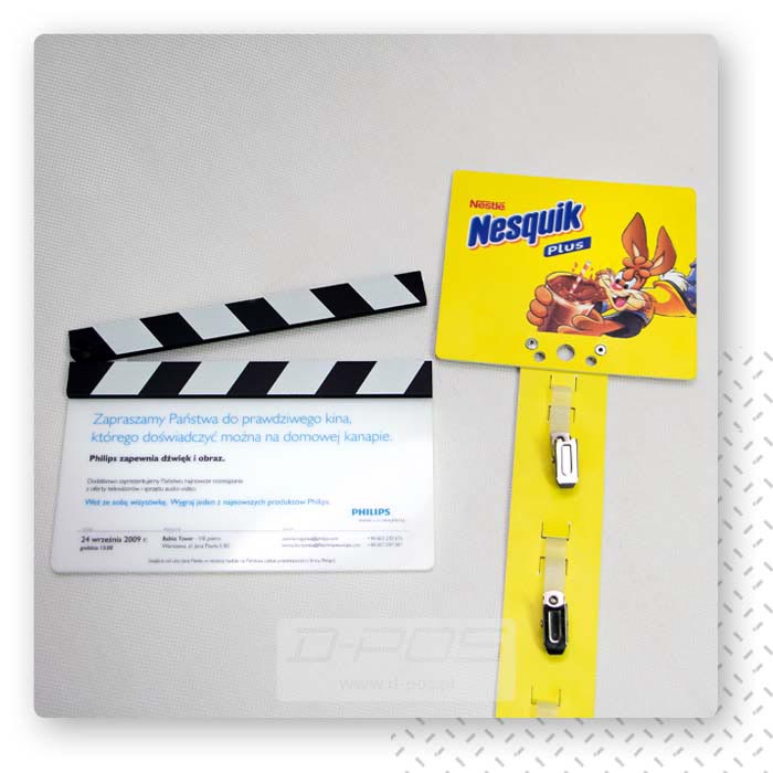Klaps filmowy i żółta tablica reklamowa z logo Nesquik na sztywnej płycie