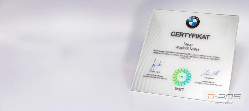 Przezroczysta tabliczka z pleksi z nadrukowanym certyfikatem na białym tle