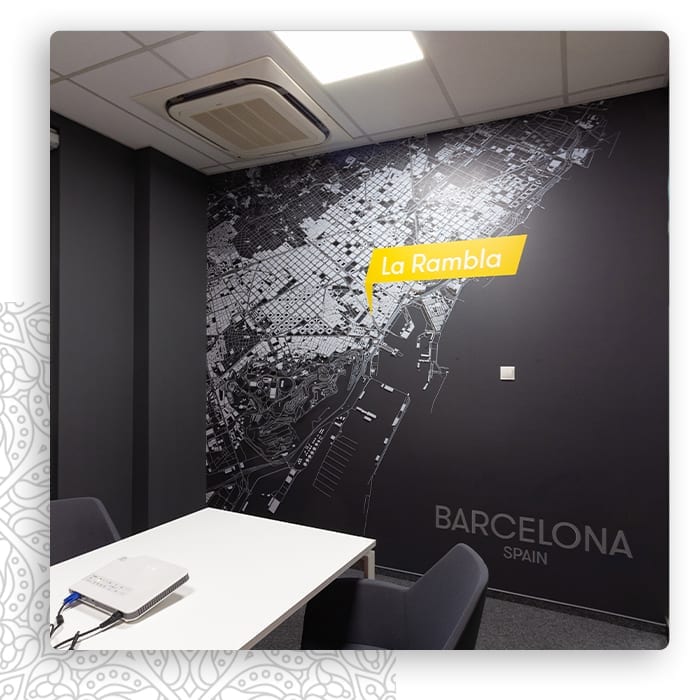Grafika ścienna z żółtym logo i napisem Barcelona w sali spotkań
